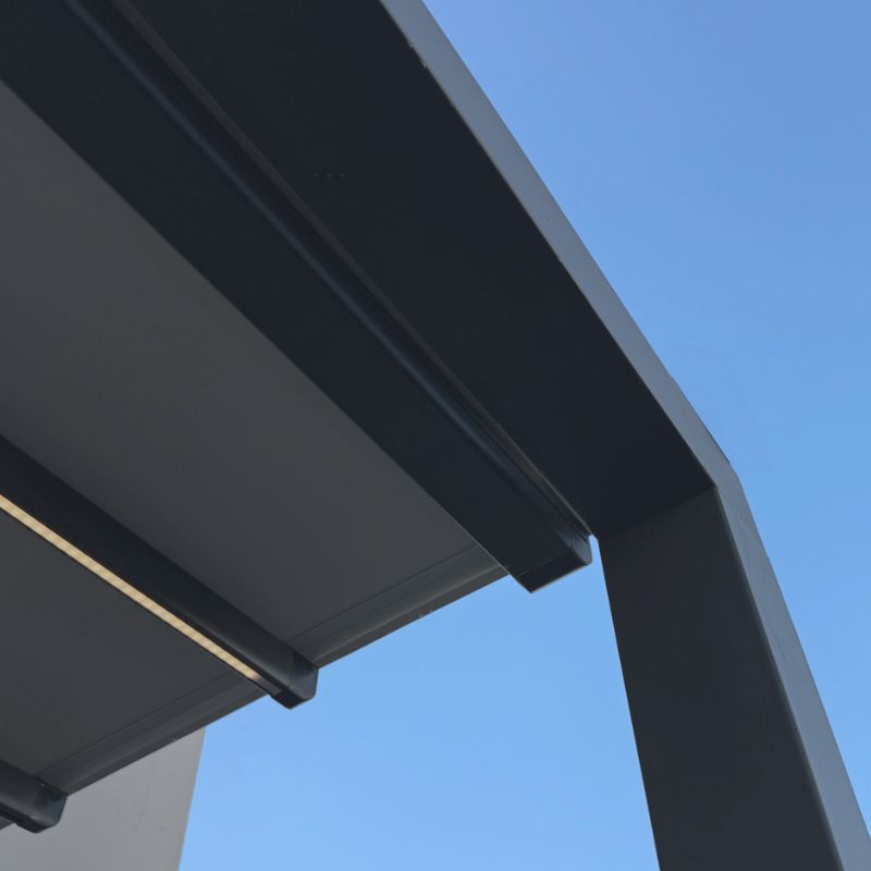 Pérgola de lona tensada en jardín